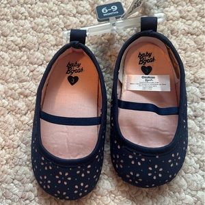 Baby girls Oshkosh size 6-9mo shoes